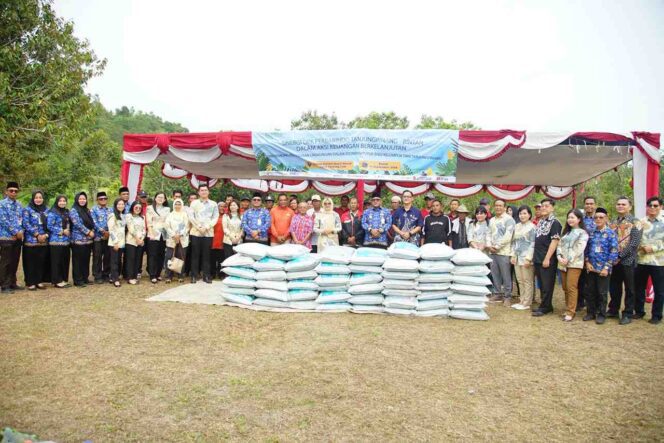 
					Bersama Wako Lis, PERBARINDO Salurkan Bantuan Pupuk untuk Petani Tanjungpinang