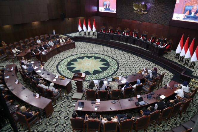 
					Ijazah pendidikan SLTA Wakil Presiden Gibran Rakabuming dipersoalkan. Gibran diduga tidak memenuhi syarat jadi capres sehingga MK diminta mendiskualifikasinya.