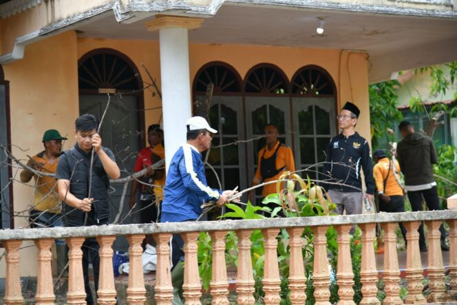 
					Gubernur Ansar Gotong Royong Bersama OPD Jaga Kebersihan Pulau Penyengat