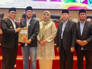 Wakil Gubernur Kepri, Nyanyang Haris Pratamura menyerahkan Nota Keuangan Perubahan APBD Kepri 2026 kepada Ketua DPRD Kepri Iman Sutiawan yang didampingi unsur pimpinan DPRD lainnya dalam rapat paripurna digelar, Rabu (16/9/2026). 