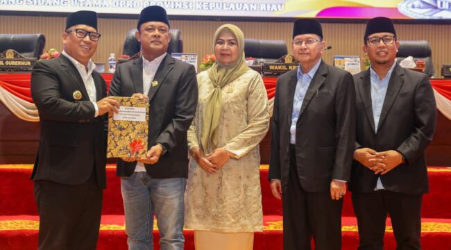 Wakil Gubernur Kepri, Nyanyang Haris Pratamura menyerahkan Nota Keuangan Perubahan APBD Kepri 2026 kepada Ketua DPRD Kepri Iman Sutiawan yang didampingi unsur pimpinan DPRD lainnya dalam rapat paripurna digelar, Rabu (16/9/2026). 
