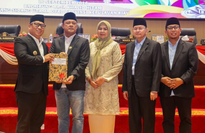 
					Wakil Gubernur Kepri, Nyanyang Haris Pratamura menyerahkan Nota Keuangan Perubahan APBD Kepri 2026 kepada Ketua DPRD Kepri Iman Sutiawan yang didampingi unsur pimpinan DPRD lainnya dalam rapat paripurna digelar, Rabu (16/9/2026). 