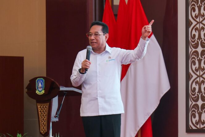 
					Wakil Menteri Kesehatan RI Benjamin Paulus Octavianus saat menjadi keynote speaker sekaligus memberikan pengarahan dalam kegiatan Sinergi Arah Kebijakan Kementerian Kesehatan dengan Pembangunan Kesehatan dan Upaya Percepatan Pelaksanaan Program Prioritas, Cek Kesehatan Gratis di Provinsi Kepulauan Riau, di Balairung Wan Seri Beni, Kantor Gubernur Kepri, Dompak, Jumat (11/9/2026). 