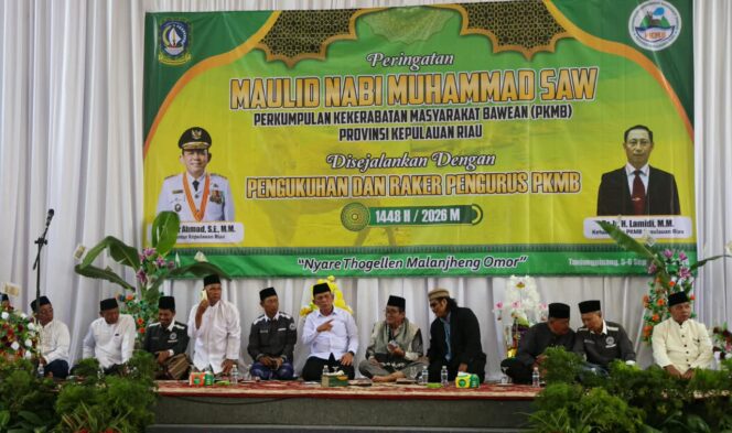 
					Gubernur Kepri Ansar Ahmad menyalami warga terhimpun dalam Perkumpulan Kekerabatan Masyarakat Bawean (PKMB) Provinsi Kepri sempena Peringatan Maulid Nabi sekaligus Pengukuhan dan Raker diselenggarakan organisasi kemasyarakatan ini, Minggu (6/9/2026). 