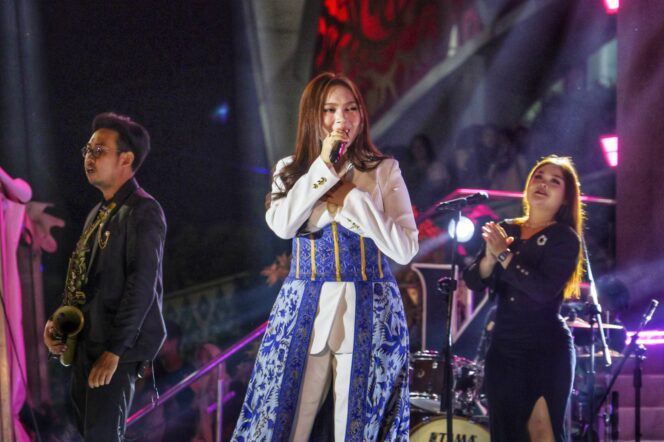 
					Penampilan Meidra Idol pada malam puncak Dekrafest Kepri 2026 digelar di Pelataran Gedung Dekranasda Kepri Creative Space, Minggu (20/9/2026). 