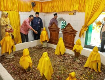 Sekdaprov Kepri, Misni berziarah ke makam Raja Ali Haji di Pulau Penyengat, Rabu (23/9/2026). Ziarah dilaksanakan jelang peletakan batu pertama pembanguan Museum dan Monumen Bahasa Pulau Penyengat yang akan dilaksanakan Kamis. 