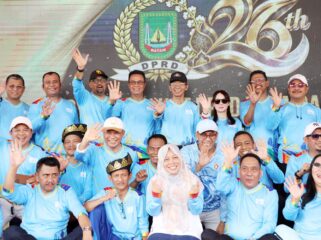 Wali Kota Batam, Amsakar Achmad, dan Wakil Wali Kota Batam, Li Claudia Chandra, bersama pimpinan dan anggota DPRD Batam dan sejumlah pejabat Batam saat perayaan HUT DPRD Batam, Sabtu (31/10/2026). 