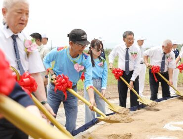 Wali Kota Batam, Amsakar Achmad, bersama Wakil Wali Kota Batam, Li Claudia Chandra, meletakkan batu pertama pembangunan Tzu Chi School Batam di Lubuk Baja, Sabtu (31/10/2026). 